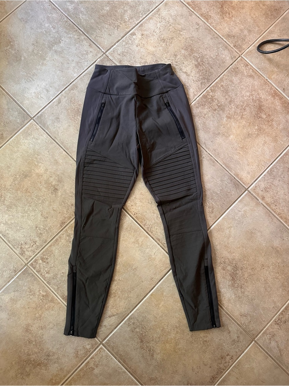 Athleta Op motto style leggings